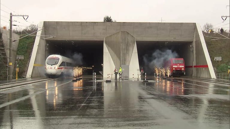 Ein ICE und ein Güterzug durchfahren mit Feuerwerk den Katzenbergtunnel bei der Eröffnung 2012 (Foto: SWR)