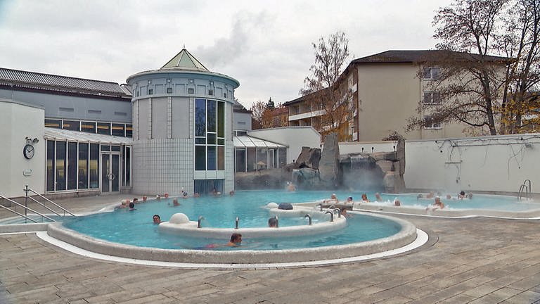 Badegäste im Außenbecken der Vita Classica Therma in Bad Krozingen (Foto: SWR)