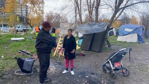 Am Tag vor der Räumung: Bewohner des Flüchtlingscamps gegenüber der Straßburger Stadtverwaltung. (Foto: SWR)