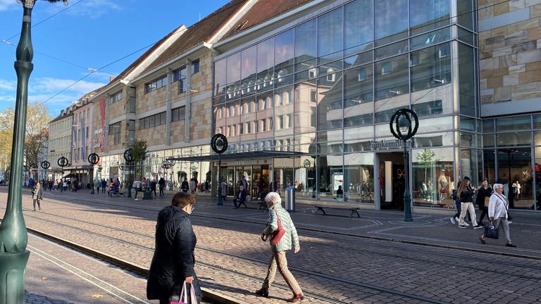 Galeria Karstadt Kaufhof will mindestens ein Drittel seiner Filialen schließen. Davon betroffen könnte der ehemalige Karstadt in Freiburg sein. (Foto: SWR, Jasmin Bergmann)