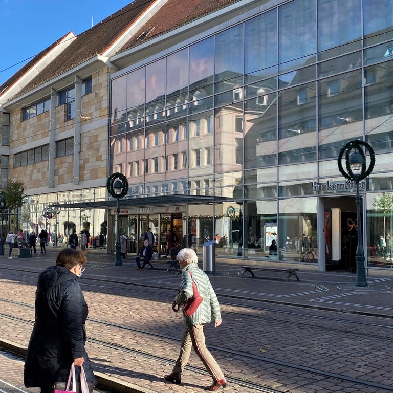 Galeria Karstadt Kaufhof will mindestens ein Drittel seiner Filialen schließen. Davon betroffen könnte der ehemalige Karstadt in Freiburg sein. (Foto: SWR, Jasmin Bergmann)