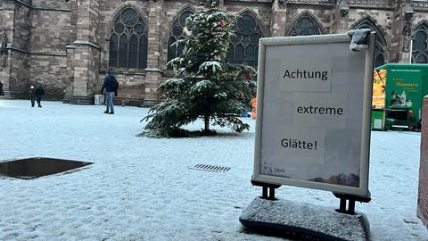 Markt vor dem Freiburger Münster ist leerer als üblich. Nur zwei Stände sind aufgebaut. Schnee liegt auf dem Boden. (Foto: SWR, Paula Zeiler)