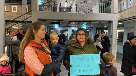 Eltern mit Kinder bei ihrem Protest im Rheinfelder Rathaus. (Foto: SWR, Matthias Zeller)
