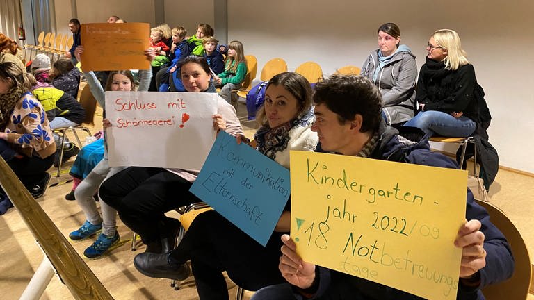 Eltern und ihre Kinder protestieren in der Rheinfelder Gemeinderatssitzung gegen Kita-Notstand. (Foto: SWR)