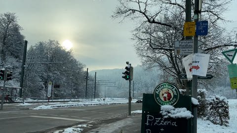 Man sieht ein Straßenschild das zum Forstamt Waldhaus im Schwarzwald zeigt. Im Hintergrund ist der Schwarzwald im Schnee zu sehen. (Foto: SWR)