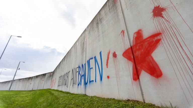 Schriftzüge und Symbole sind auf einer Außenmauer des Offenburger Gefängnisses zu sehen. (Foto: dpa Bildfunk, picture alliance/dpa | Philipp von Ditfurth)