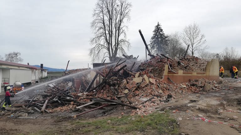 Letzte Löscharbeiten nach einem Gebäudebrand. Das Haus wurde vollständig zerstört. (Foto: SWR)