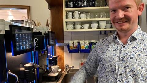Tim Heuser vom Lörracher Café Pape füllt einen wiederverwendbaren RECUP-Becher (Foto: SWR, Matthias Zeller)