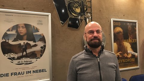 Kinobetreiber Ludwig Ammann im Foyer des Friedrichsbau-Kinos