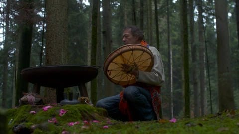 Schamanisches Rauhnachts-Ritual im Wald (Foto: SWR)