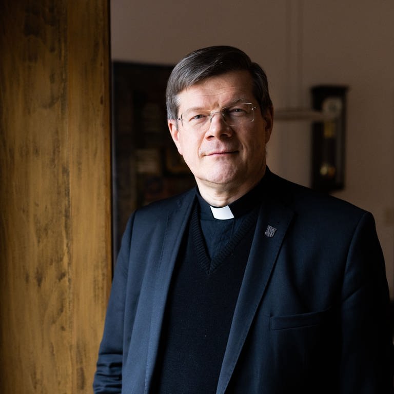 Erzbischof Burger steht in seinem Büro im erzbischöflichen Ordinariat.  (Foto: picture-alliance / Reportdienste, Philipp von Ditfurth)