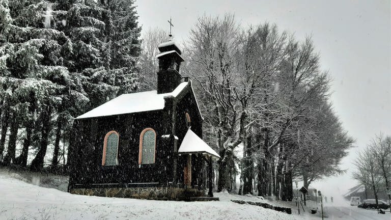 Die Kapelle auf dem Schauinsland ist schon wieder fast eingeschneit (Foto: SWR, Jan Lehmann)