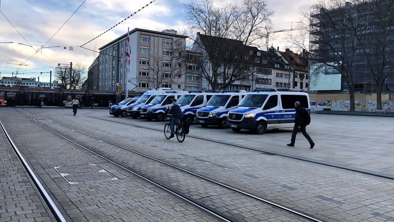 Viele Mannschaftswagen der Polizei stehen am Platz der alten Synagoge und vor dem Stadttheater in Freiburg. (Foto: SWR, Dinah Steinbrink)