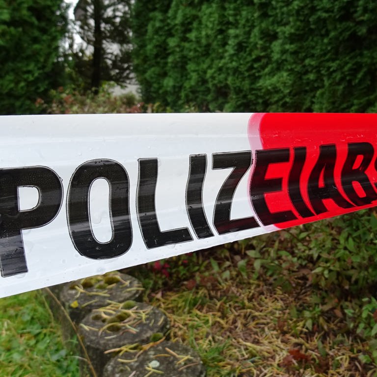 Polizeiabsperrung an einem Tatort mit einem rot-weißen Flatterband. (Foto: SWR, Hardy Faißt)
