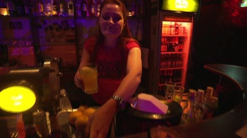 Barkeeperin stellt alkoholfreie Cocktails auf den Tresen (Foto: SWR)