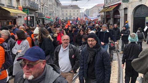 Demonstrierende in der französischen Stadt Besançon (Foto: SWR, Laura Könsler)