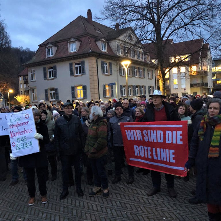 Menschen in Schopfheim demonstrieren gegen die geplante Krankenhausumstrukturierung (Foto: SWR, Laura Könsler)