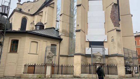 Gegen Bombardierung geschützte Kirchenfenster in Lwiw