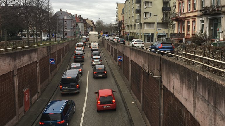 Fahrrad-Demo in Freiburg sorgt für Stau aus der Tunnelausfahrt Richtung Innenstadt. (Foto: SWR, Gabi Krings)