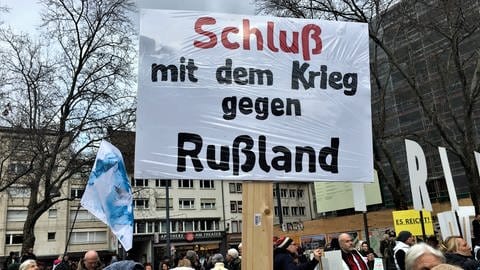 "FreiSeinFreiburg"-Demo: Frau hält Banner mi der Aufschrift "Schluss mit dem Krieg gegen Russland" (Foto: SWR, Gabi Krings)