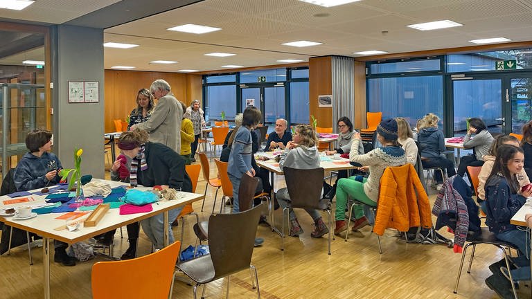 Schülerschaft, Lehrkräfte und Eltern stricken am Droste Hülshoff-Gymnasium Freiburg für Frauenrechte (Foto: SWR, Lisa Discher)