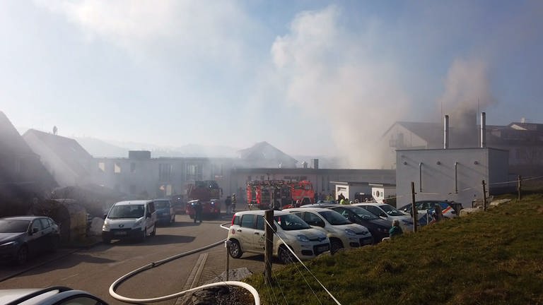 Großeinsatz der Feuerwehr an einem brennenden Gebäude (Foto: Einsatz-Report24)