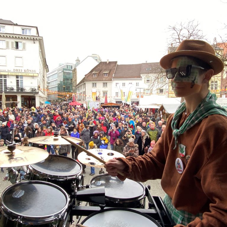 Ein verkleideter Gugge-Musiker spielt auf der Bühne bei der Gugge-Explosion in Lörrach (Foto: SWR)