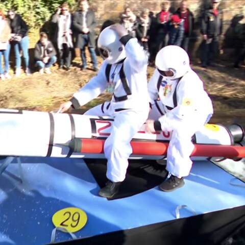Bach-na Fahrer fahren auf einer Rakete die Schiltach in Schramberg hinunter 2023 (Foto: SWR)