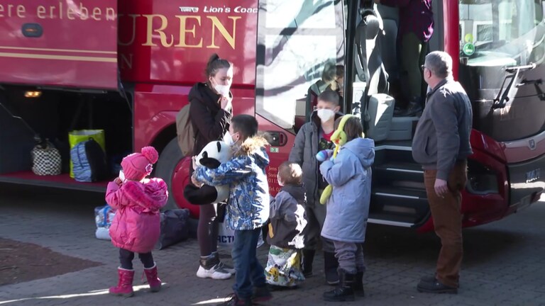 Nach einer kräftezerrenden Flucht kommen die 157 Kinder  und ihre Betreuerinnen und Betreuer nach einer dreitägigen Busfahrt in Freiburg an.  (Foto: SWR)