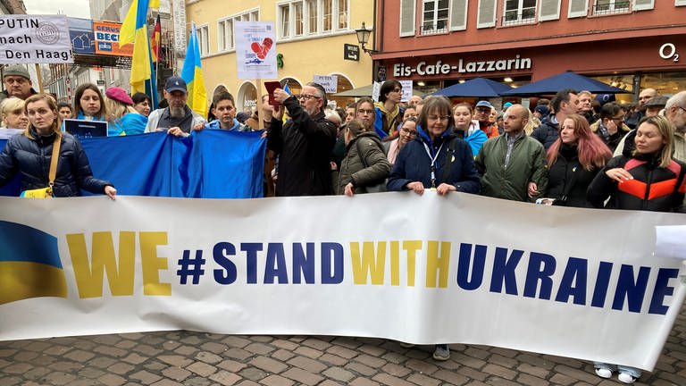 Rund 1.500 Menschen haben an der Gedenkveranstaltung in Freiburg für die Ukraine teilgenommen.  (Foto: SWR, Peter Steffe)