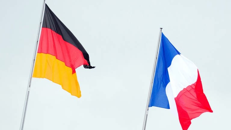 Die Flaggen von Deutschland (l) und Frankreich