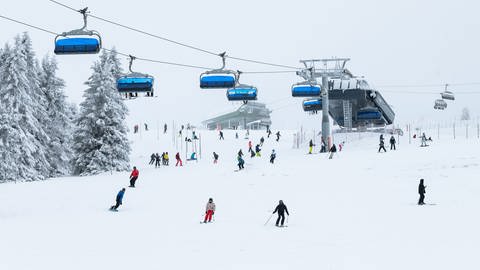 Weiße Pisten, ein großere Sessellift und viele Skifahrerinnen und Skifahrer.  (Foto: picture alliance/ dpa / Silas Stein)