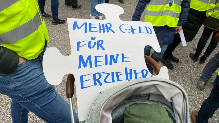 Beschäftigte streiken in Lörrach. (Foto: SWR, Katharina Seeburger)