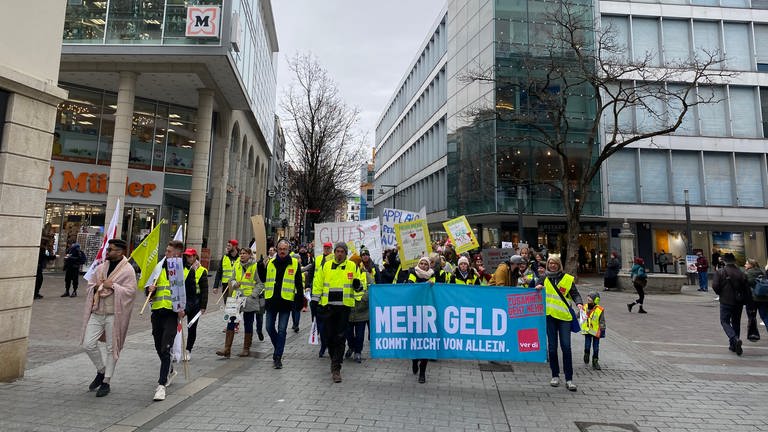 Beschäftigte des Öffentlichen Dienstes streiken in Lörrach. Sie laufen in einem Demozug durch die Innenstadt. (Foto: SWR, Katharina Seeburger)