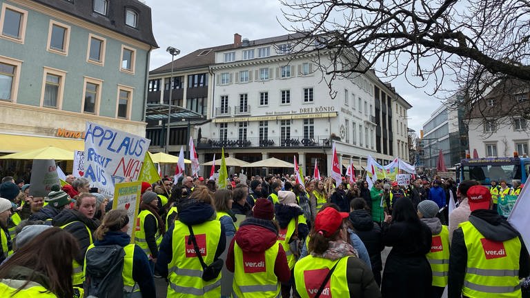 Streikende in Lörrach heben ein Plakat hoch. Darauf steht: "Applaus reicht nicht aus." (Foto: SWR, Katharina Seeburger)