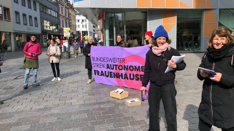 Frauen mit einem Transparent "Bundesweiter Streik Autonomer Frauenhäuser" (Foto: SWR, Laura Könsler )