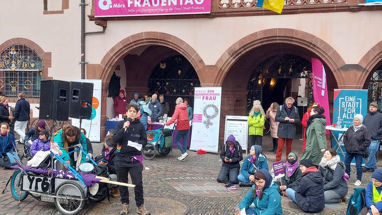 Impressionen vom Feministischen Kampftag auf dem Rathausplatz in Freiburg (Foto: SWR, Felix Gruber)
