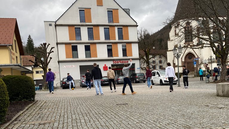 Schüler spielen auf dem Rathausplatz Fußball. Die Schönauer Schüler demosntrieren gegen den Bauzaun, der ihren Schulhof teilt. (Foto: SWR, Katharina Seeburger)