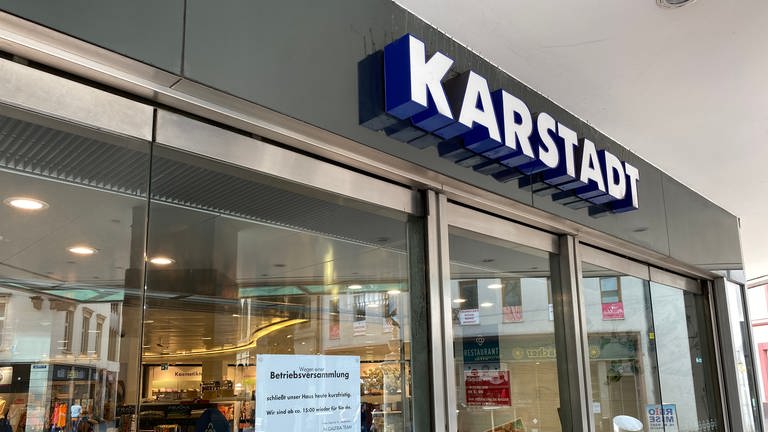 Geschlossene Karstadtfiliale in Lörrach wegen außerrodentlicher Betriebsversammlung. (Foto: SWR, Katharina Seeburger)