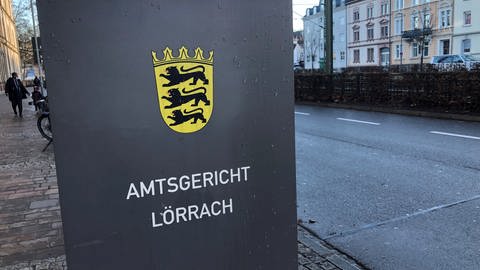 Stele an der Straße mit Wappen und Aufschrift "Amtsgericht Lörrach" (Foto: SWR, Laura Könsler)