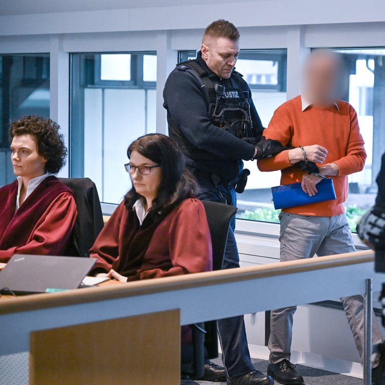 Der Angeklagte wird vor der Urteilsverkündung in einen Gerichtssaal des Oberlandesgerichts geführt. (Foto: dpa Bildfunk, picture alliance/dpa/dpa/Pool | Bernd Weißbrod)