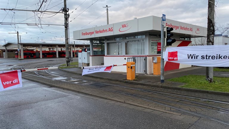 Wegen des bundesweiten Warnstreiks stehen Züge und Busse still am Hauptbahnhof in Freiburg. (Foto: SWR, Owusu Künzel)