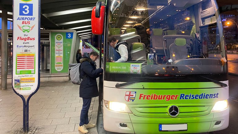 Einige Busse für Fernreisen fahren trotz Warnstreiks vom Freiburger Hauptbahnhof ab. (Foto: SWR, Owusu Künzel)