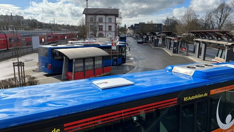 In Villingen-Schwenningen fahren die Busse am Busbahnhof normal - trotz Warnstreik. (Foto: SWR, David Zastrow)