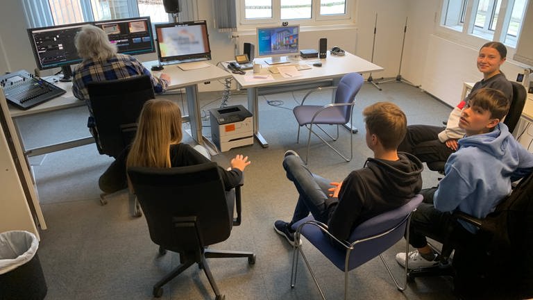 Schülerpraktikum im SWR im März 2023: Junge Menschen arbeiten multimedial für Radio, Online und Fernsehen. (Foto: SWR, Robert Wolf)