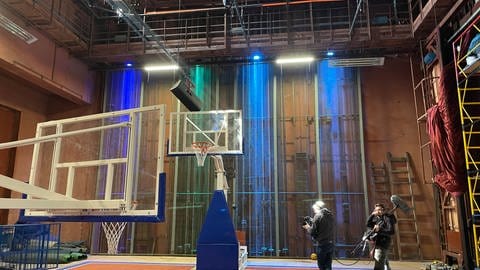 Basketballfeld in einem Innenraum