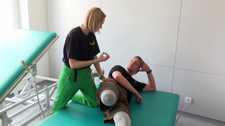 Eine Physiotherapeutin behandelt einen Patienten (Foto: SWR)