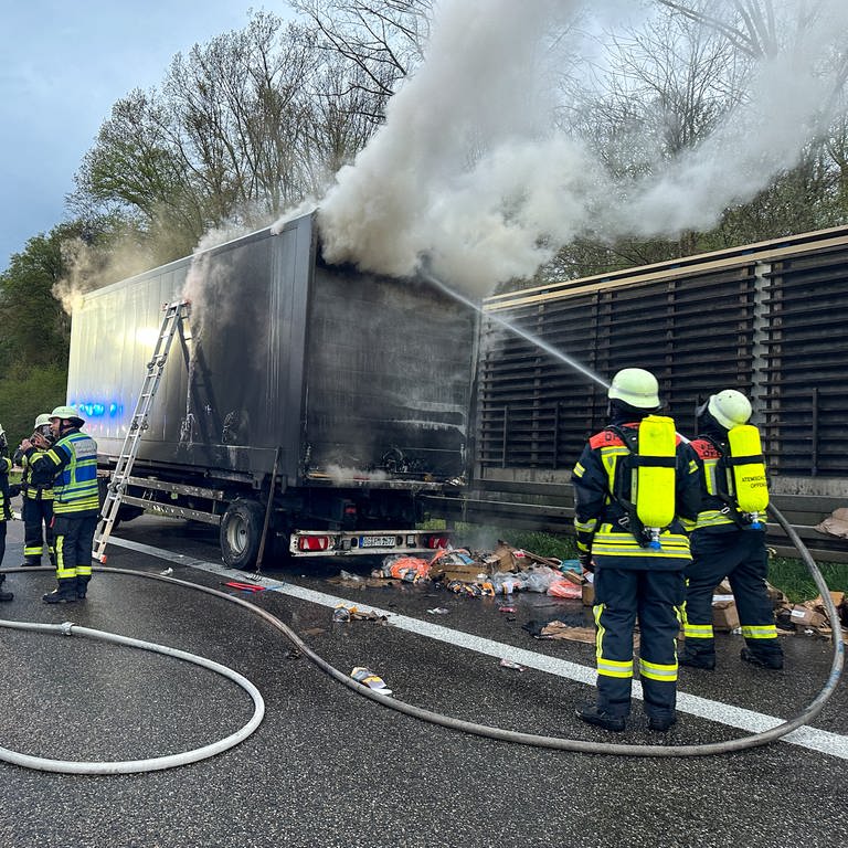 Ein Lastwagen-Anhänger, der mit 15 Tonnen Paketen beladen war, ist auf der Autobahn 5 nahe Schutterwald (Ortenaukreis) in Brand geraten. (Foto: EinsatzReport24)