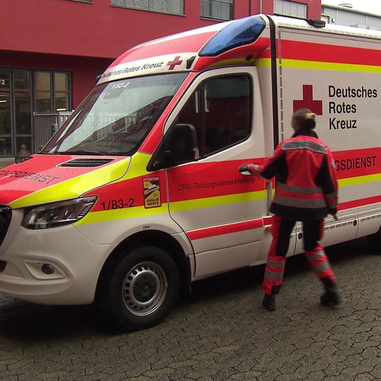 Zwischen Versehen und echten Notfällen: ein Tag bei der Leitstelle des DRK in Freiburg.  (Foto: SWR)