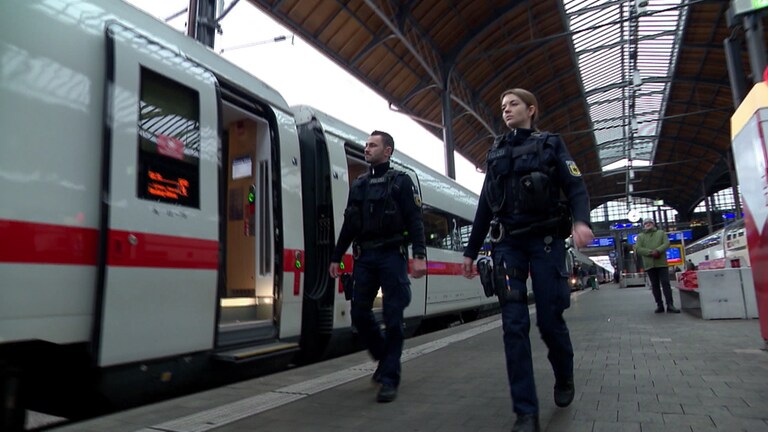 Am Bahnhof kontrolliert die Bundespolizei. 